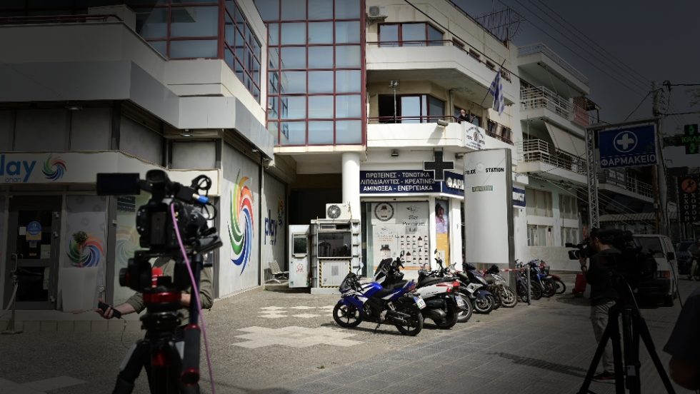 Στιγμιότυπο από το Αστυνομικό Τμήμα των Αγίων Αναργύρων, ;όπου 39χρονος δολοφόνησε με μαχαίρι 28χρονη, πρώην σύντροφό του, έξω από το Αστυνομικό Τμήμα.
